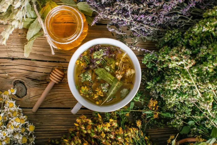 Травяной чай с мёдом и сушёными травами